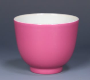 A carmine glazed cup made in the official kiln of the Yongzheng year of the Qing Dynasty