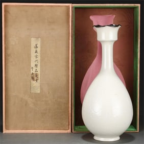 A white-glazed jade pot spring vase from a Song Dynasty kiln