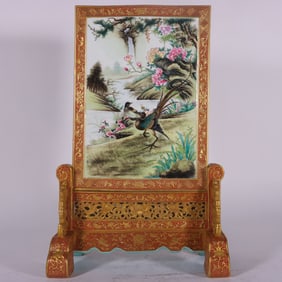 A Qing Dynasty Qianlong year of the enamel color alum red carved gold flower and bird screen