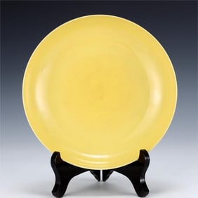A yellow glazed plate made in the Ming Dynasty