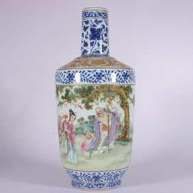A blue and white color Tongjing figure gall bottle made in the Qianlong year of the Qing Dynasty