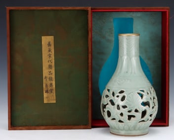 A hollow gall bottle from the Longquan kiln of the Song Dynasty