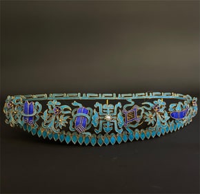 A piece of silver filigree dotted with emerald hairpins from the Qing Dynasty court