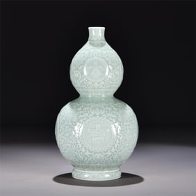A piece of Qing Dynasty Qianlong year of the green glaze carved eight treasures of the auspicious