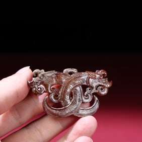 A delicate double dragon jade pendant knick-knack