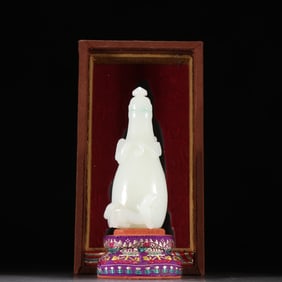 A Hetian jade dragon pattern bottle from the Qing Dynasty