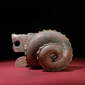 A beautiful Manqin Hetian seed material gray skin Qin curleukin dragon ornament