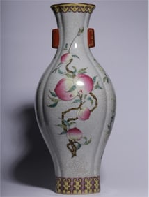 A piece of the Qing Dynasty Qianlong year of the pastel Fushou three more appreciation bottle