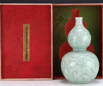 A bean green glazed gourd bottle made in the Qianlong year of the Qing Dynasty