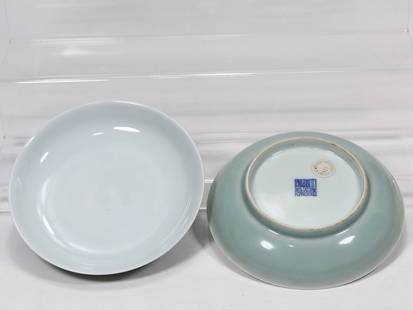 A pair of Qing Dynasty Dao light year system of inner white outer azure glaze appreciation plate: A pair of Qing Dynasty Dao light year system of inner white outer azure glaze appreciation plate SIZE: H:3.5cm Calibre:17.2cm (The Dimensions Of All Batches Are Manually Measured.If You Need More Deta