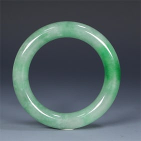 A beautiful jadeite round bar bracelet