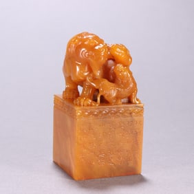 A Qing Dynasty Tianhuang stone and mother beast button seal