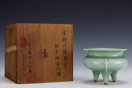 A piece of the Song Dynasty Longquan kiln powder and blue glaze furnace