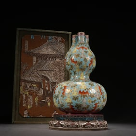 A turquoise glazed gourd bottle made in the Qianlong year of the Qing Dynasty with gold and many