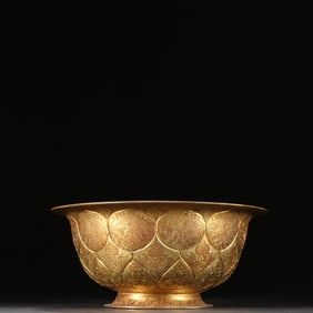 A bronze gilt lotus-shaped bowl made of copper
