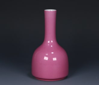 A piece of the official kiln carmine glazed vase made in the Yongzheng year of the Qing Dynasty