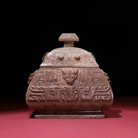 A delicate ox head vessel full of gray skin, red and red birds, and dragon patterns