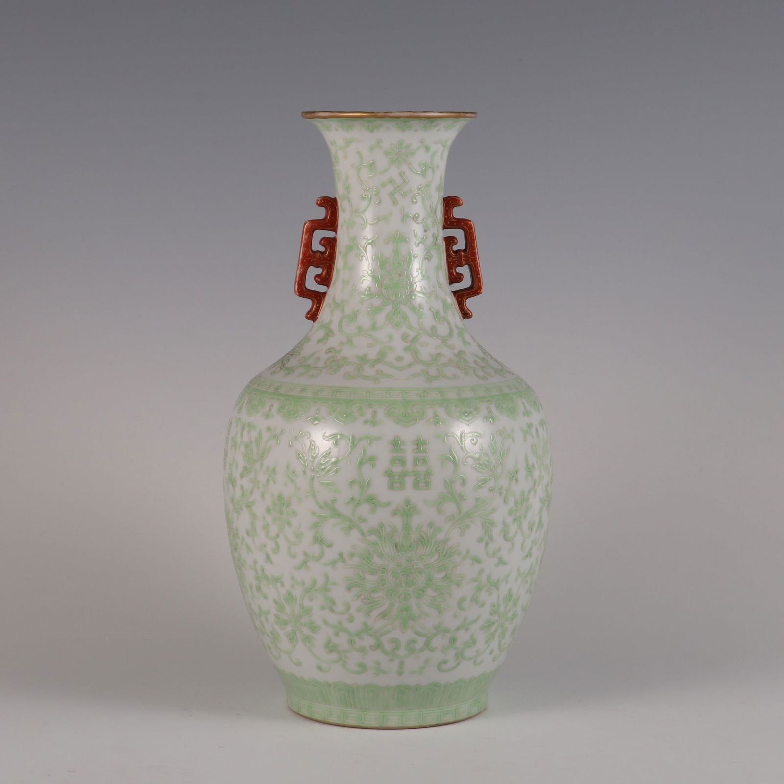 A Qing Dynasty Dao light year made of green color entwined branch lotus character pattern amphora: Qing Dynasty Dao light year system of green color entwined branch lotus character pattern amphora bottle SIZE: H:29.8cm Belly diameter:15cm Calibre:8.5cm (The Dimensions Of All Batches Are Manually Me