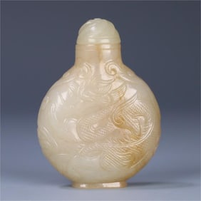 A Hetian jade dragon pattern snuff bottle from the Ming Dynasty