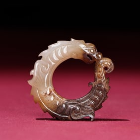 A beautiful Hetian jade pit white jade micro Qin jade dragon ring
