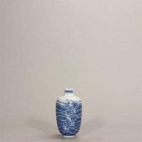 A blue and white seawater pattern vial made in the Yongzheng year of the Qing Dynasty