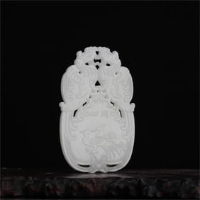 A piece of Hetian white jade from the Qing Dynasty is concentric and winged