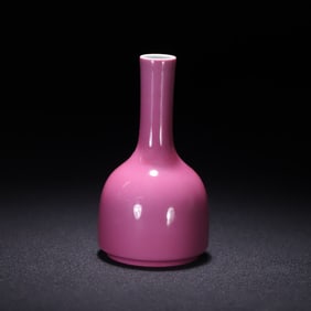 A piece of the official kiln carmine glazed vase made in the Yongzheng year of the Qing Dynasty