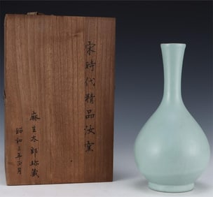 A piece of azure glazed gallbladder bottle from the Ru kiln of the Song Dynasty