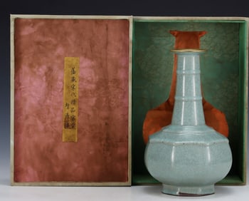 An eight-sided long-diameter bottle from an official kiln of the Song Dynasty