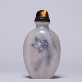 A Qing Dynasty agate painted with a butterfly pattern snuff bottle