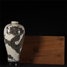 A dragon plum vase from the Cizhou kiln of the Song Dynasty