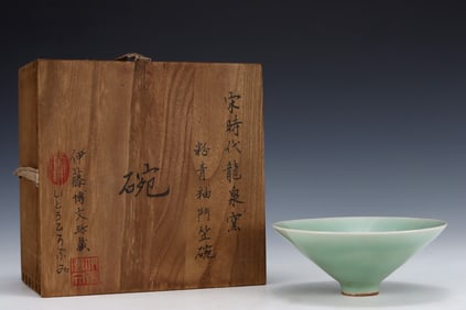 A pink and blue glazed hat bowl from the Longquan kiln of the Song Dynasty