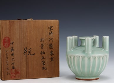 A five-tube bottle with pink and blue glaze from Longquan kiln in the Song Dynasty