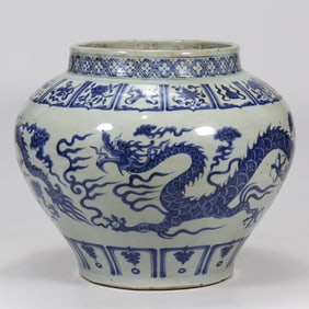 A large jar of blue and white cloud dragon bead pattern in the Yuan Dynasty