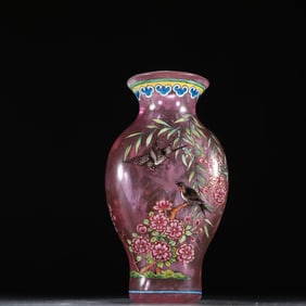 A glass flower and bird pattern vase from the Qing Dynasty