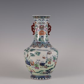 A Qing Dynasty Qianlong year of the bucket color baby play picture amphora bottle