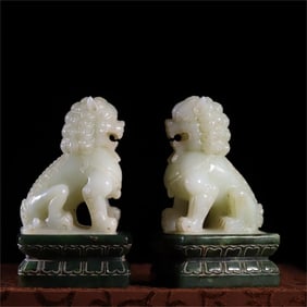 A pair of exquisite Hetian jade lion ornaments