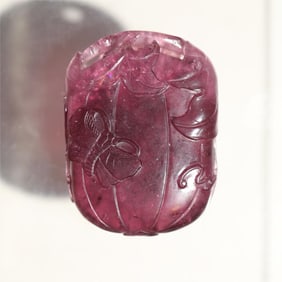A piece of red old tourmaline melon fruit pendant of the Qing Dynasty "melon plump"