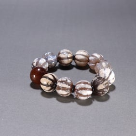 A beautiful agate pumpkin-shaped bracelet