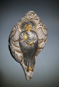 A piece of gold and silver ornaments wrapped in Buddhist conch wrapping from the Qing Dynasty
