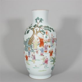 A pastel baby play lantern bottle made in the Qianlong year of the Qing Dynasty