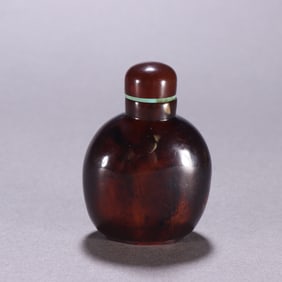 A piece of amber snuff bottle from the Qing Dynasty