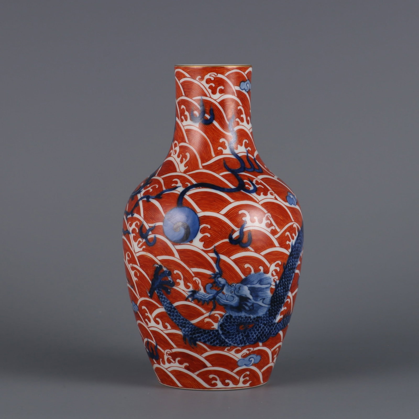 A blue and white alum red color seawater dragon and phoenix pattern bottle made in the Yongzheng: Qing Dynasty Yongzheng year made blue and white alum red color seawater dragon and phoenix pattern bottle SIZE: H:17.8cm Calibre:4.2cm (The Dimensions Of All Batches Are Manually Measured.If You Need