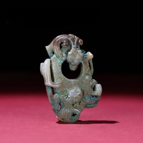 A piece of exquisite Hetian Yusheng pit uncleaned high-relief dragon chicken heart wear