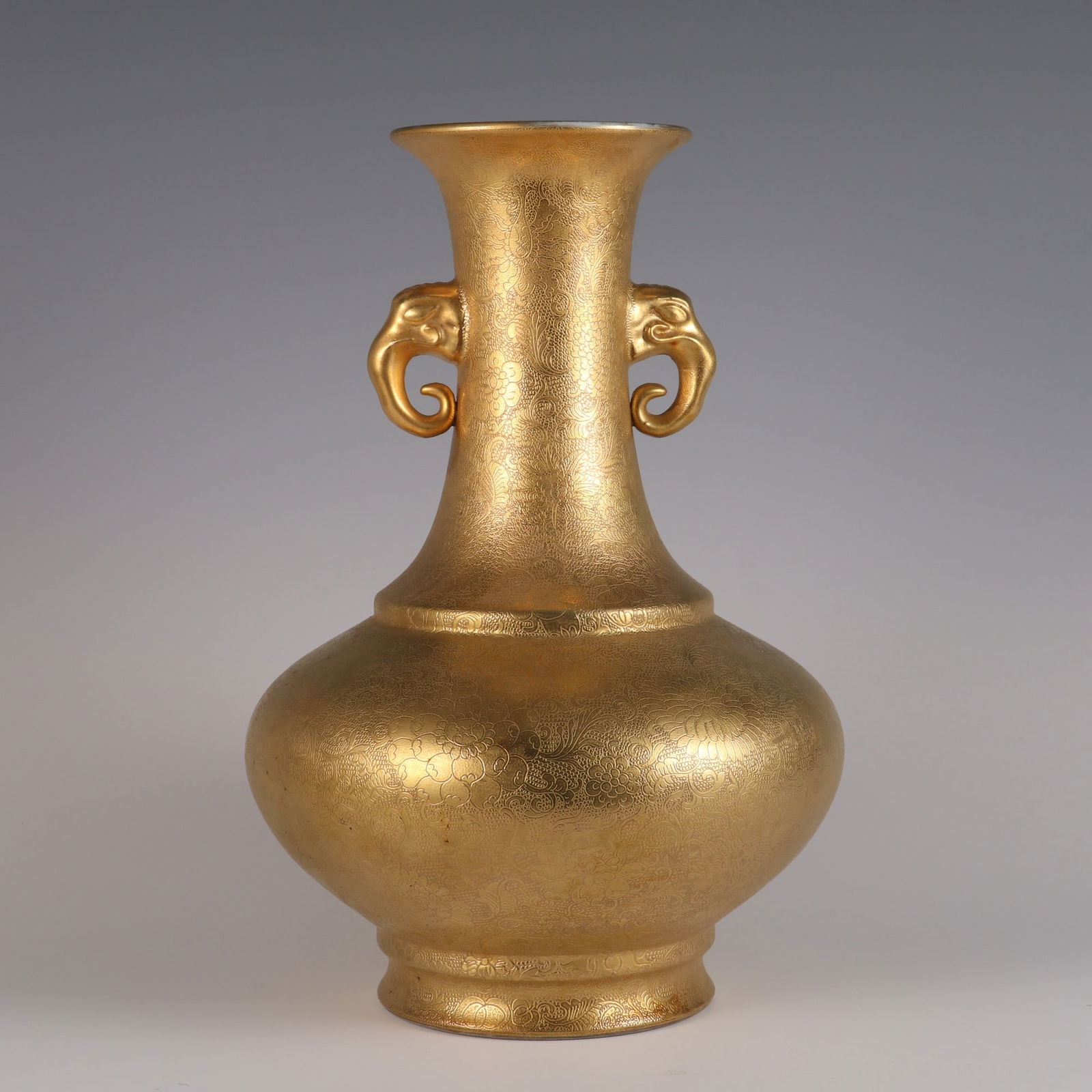 A gilded amphora of phoenix grass made in the Qianlong year of the Qing Dynasty: The gilded chop phoenix grass amphora large bottle made in the Qianlong year of the Qing Dynasty SIZE: H:36cm Belly diameter:24cm Calibre:12cm (The Dimensions Of All Batches Are Manually Measured.If Y