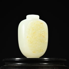 A fine Hetian jade seed snuff bottle with skin on both sides