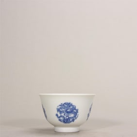 A blue and white dragon pattern cup made in the Kangxi year of the Qing Dynasty