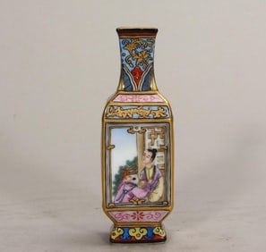 A piece of the Qianlong year of the Qing Dynasty enamel figure landscape square bottle