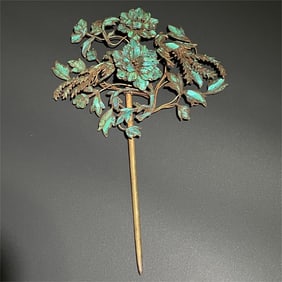 A silver-gilt dotted emerald hairpin from the Qing Dynasty