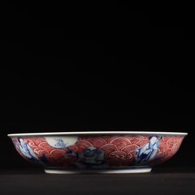 A blue and white and agate red eight immortal plate made in the Qianlong year of the Qing Dynasty